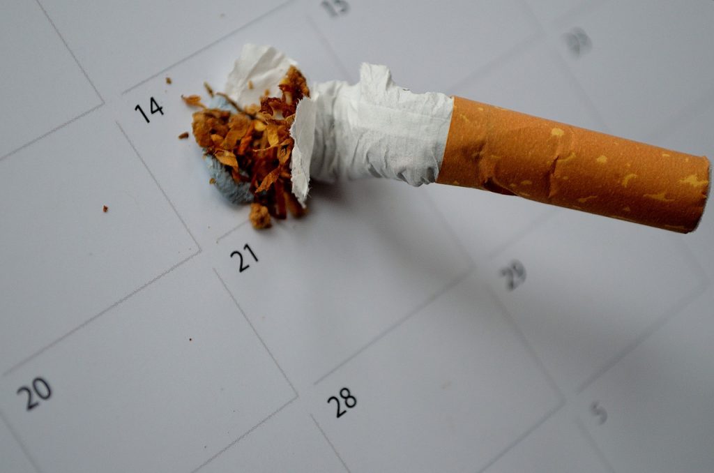 cigarrillo roto sobre un calendario